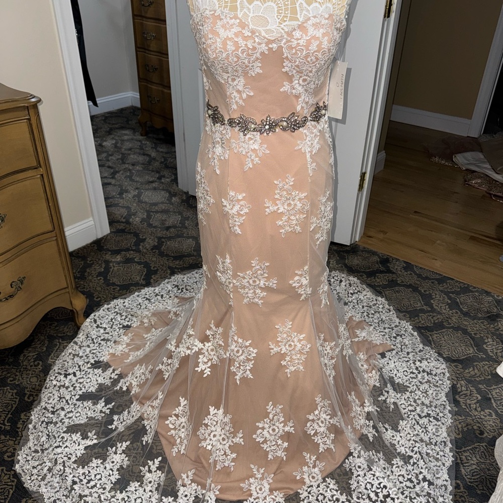 Elegant Lace Wedding Dress with Floral Details